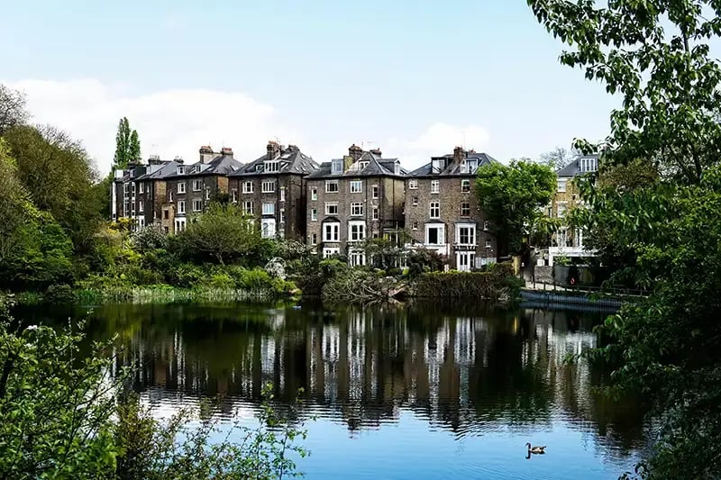 houses-alongside-river